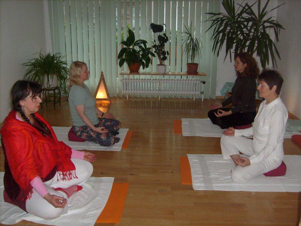 Yoga-Gruppe in Meditation